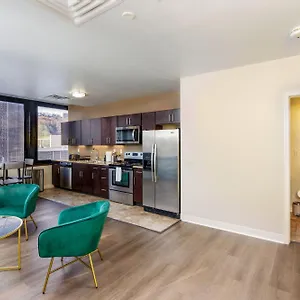 Luxe Views Prime Location 24-7 Parking Gym Lounge Apartment